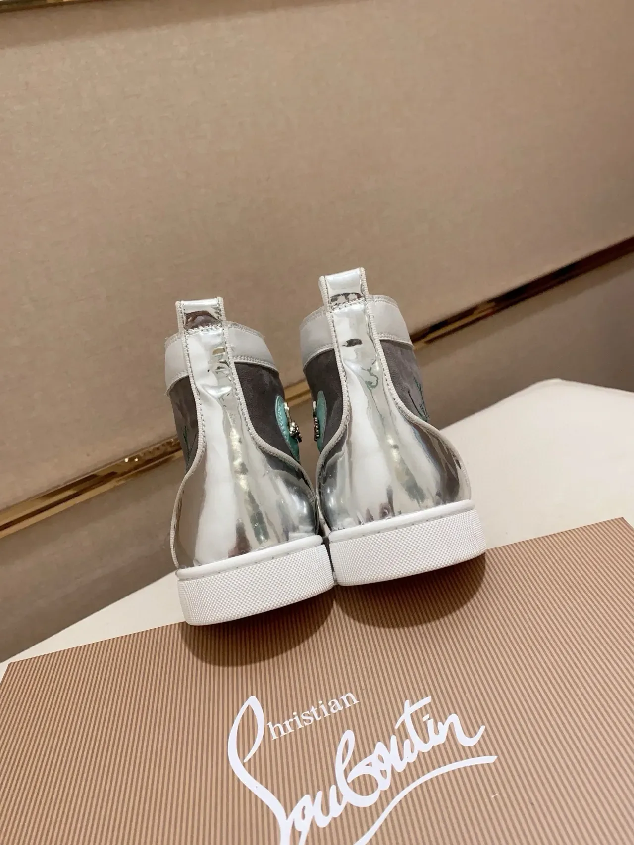 Christian Louboutin Tênis Lifestyle Branco Cinza com Embouts Studded de Topo Alto 8