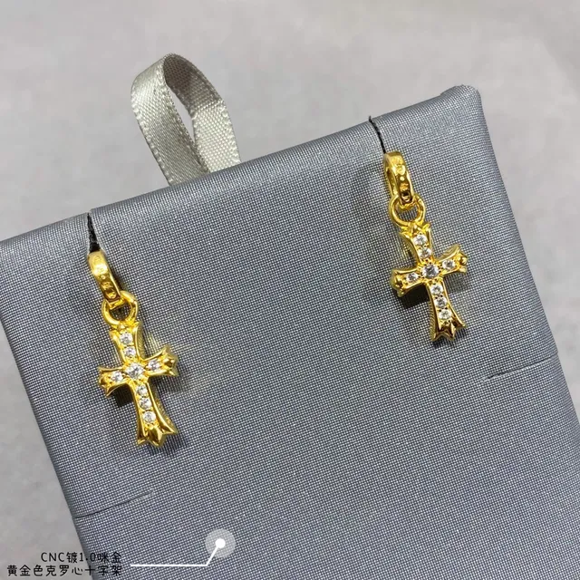 Colar de Chrome Hearts Cross em metal dourado e prateado com cristais Pavé-Set 5