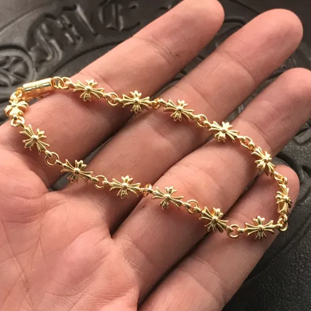 سوارة سلاسل كروم هارتس بخلفية صليبية بلون ذهبي 2