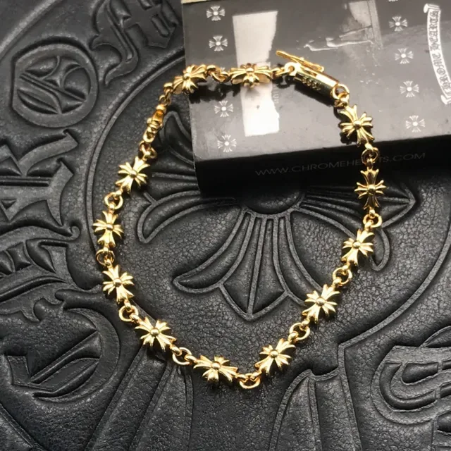 سوارة سلاسل كروم هارتس بخلفية صليبية بلون ذهبي 4