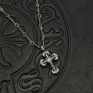 Colar Chrome Hearts Cruz Gótico Ornada com Cristais Pavé e Acabamento em Ouro 4