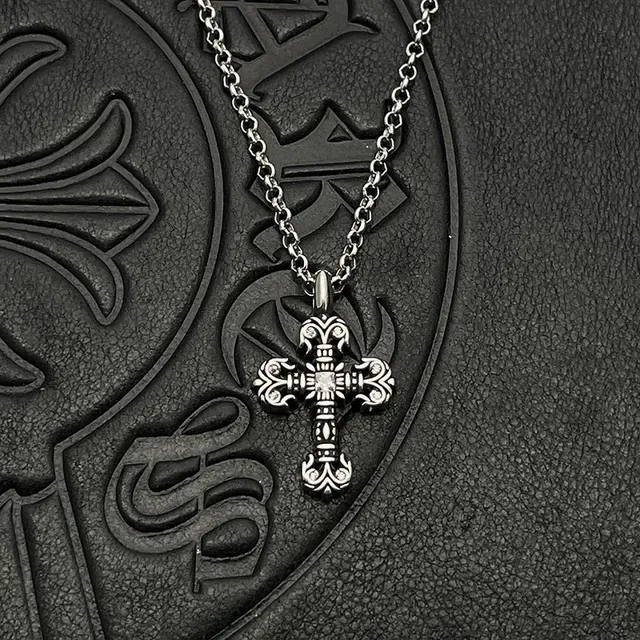 Colar Chrome Hearts Cruz Gótico Ornada com Cristais Pavé e Acabamento em Ouro 7