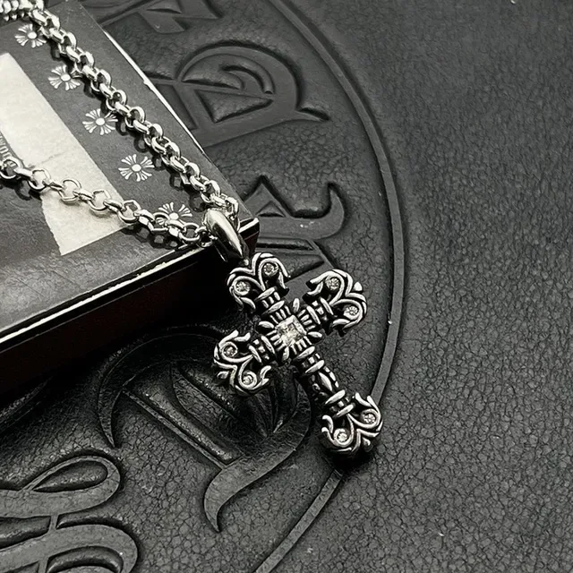 Colar Chrome Hearts Cruz Gótico Ornada com Cristais Pavé e Acabamento em Ouro 8