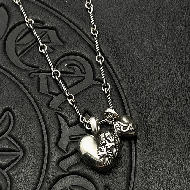 Chrome Hearts Collier Triple Cœur Chaîne Argentée Noire avec pendentifs 4