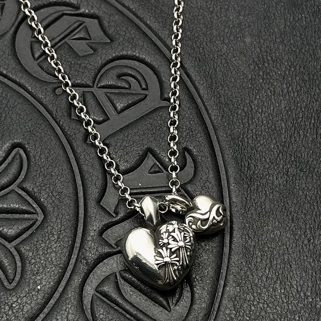 Chrome Hearts Collier Triple Cœur Chaîne Argentée Noire avec pendentifs 9
