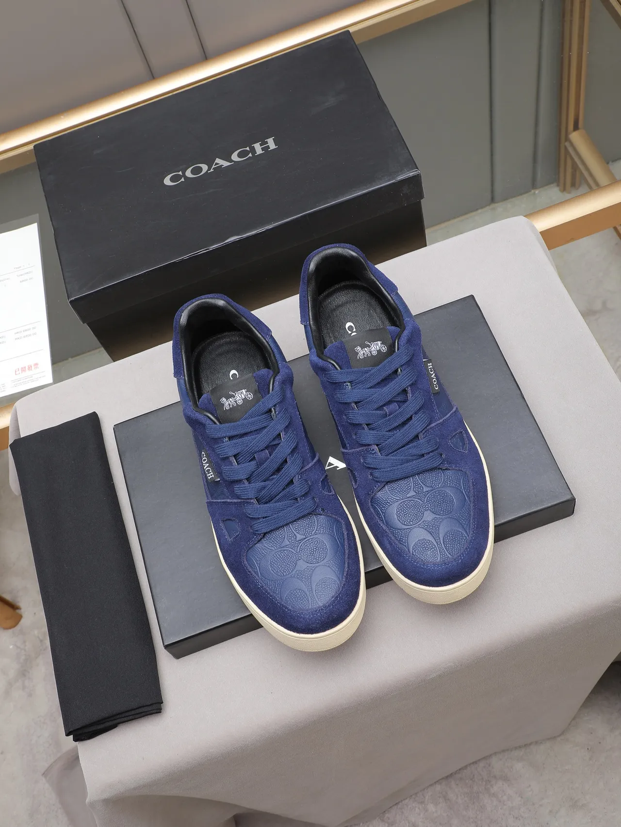 Coach Sneakers Lifestyle Navy Beige Suede et Cuir Embossed avec Panneau de Motif Signature C 2