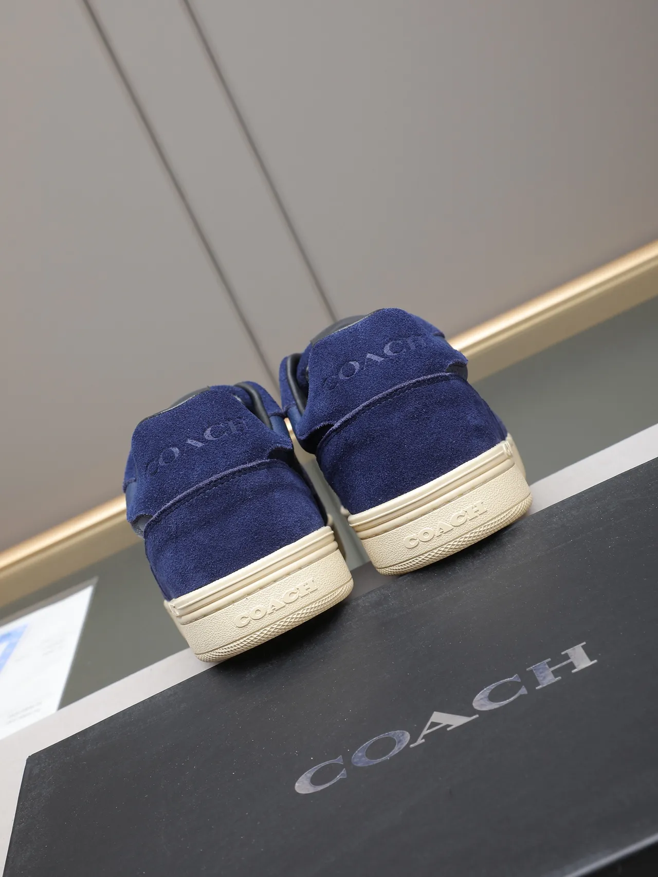 Coach Sneakers Lifestyle Navy Beige Suede et Cuir Embossed avec Panneau de Motif Signature C 3
