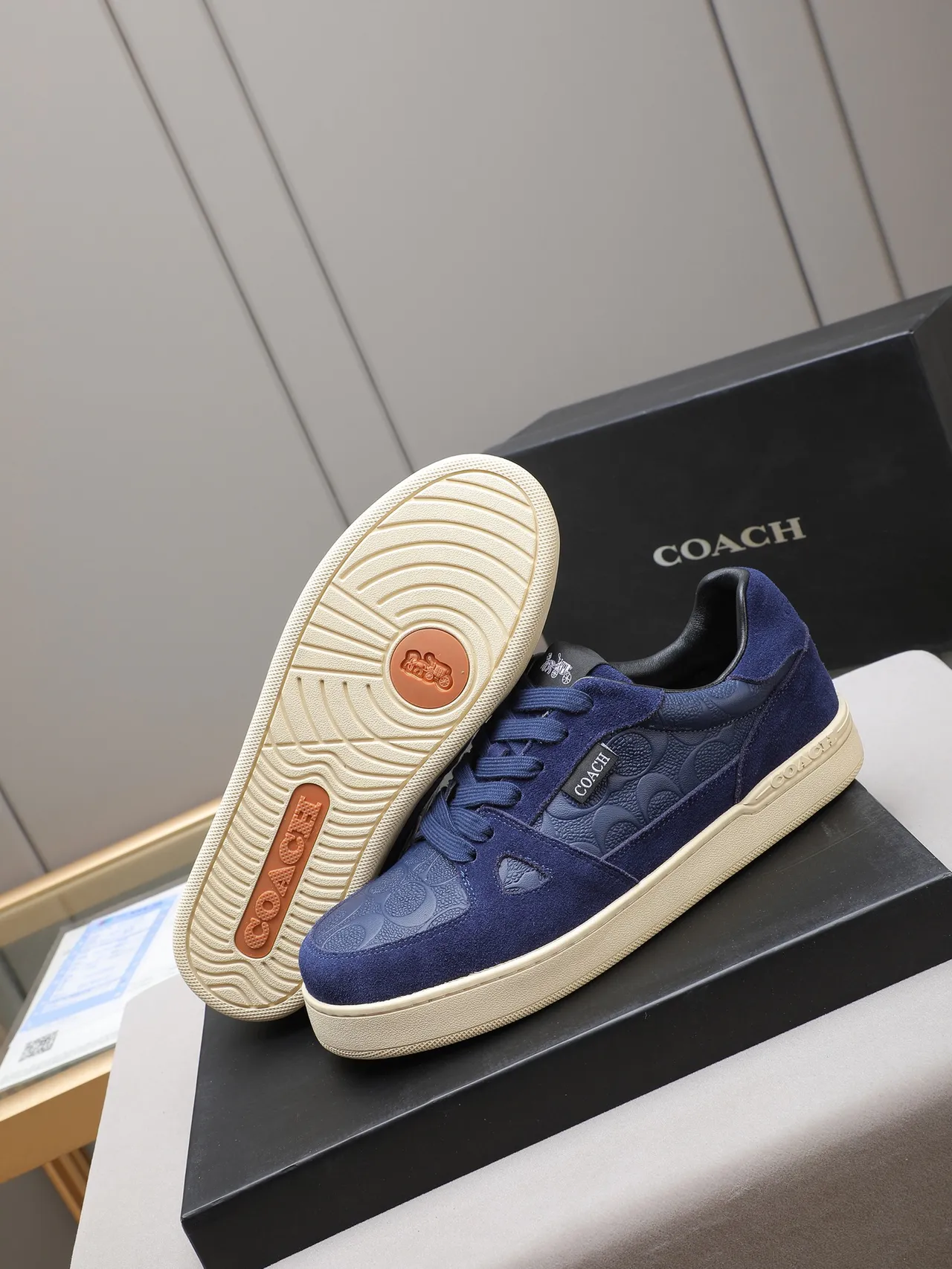 Coach Sneakers Lifestyle Navy Beige Suede et Cuir Embossed avec Panneau de Motif Signature C 4