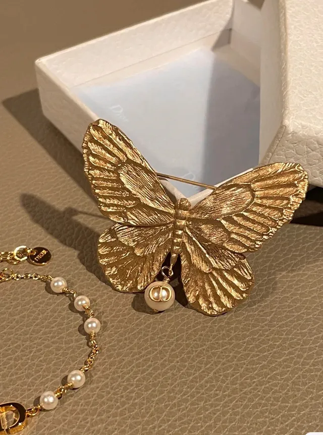 Dior Addict Broche Papillon Texturé Or Blanc Perle Pendante 2