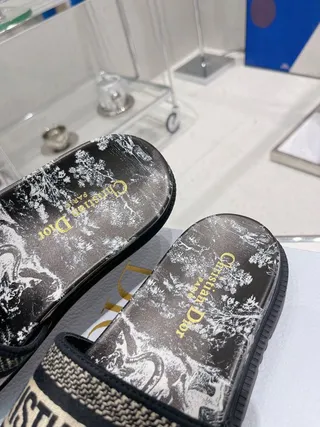 Dior কালো বেইজ মার্বেল-প্রিন্ট ফুটবেড জ্যাকোয়ার্ড লোগো স্ট্র্যাপ স্লিপার্স 3