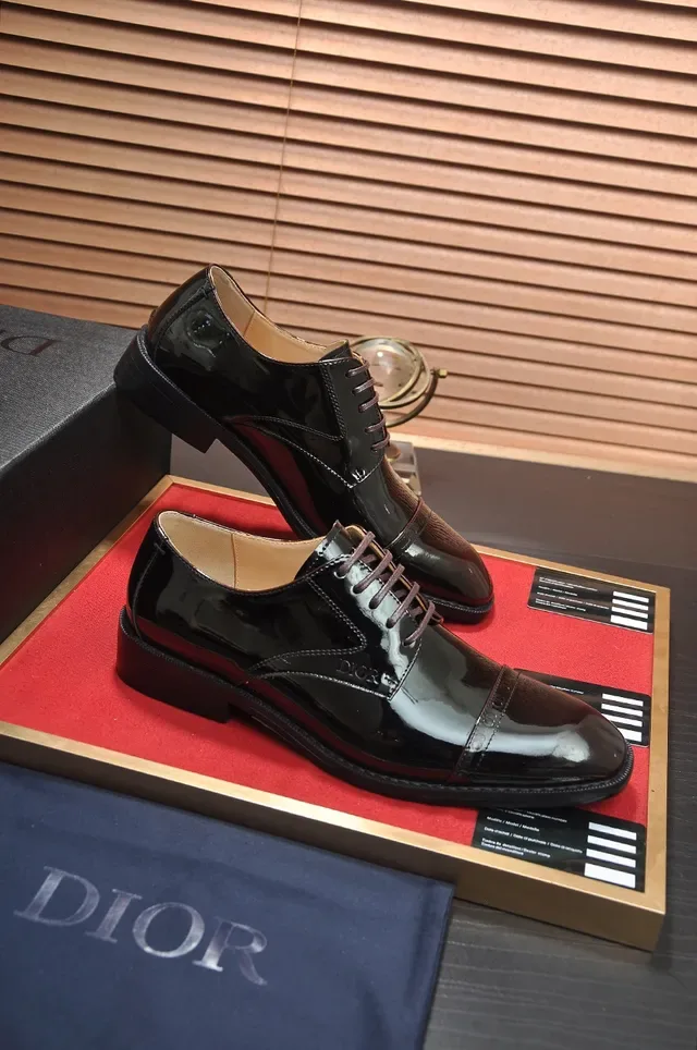 Dior Sapatos Oxford Preto e Marrom Acabamento Alto Brilho Ponta de Cap 4