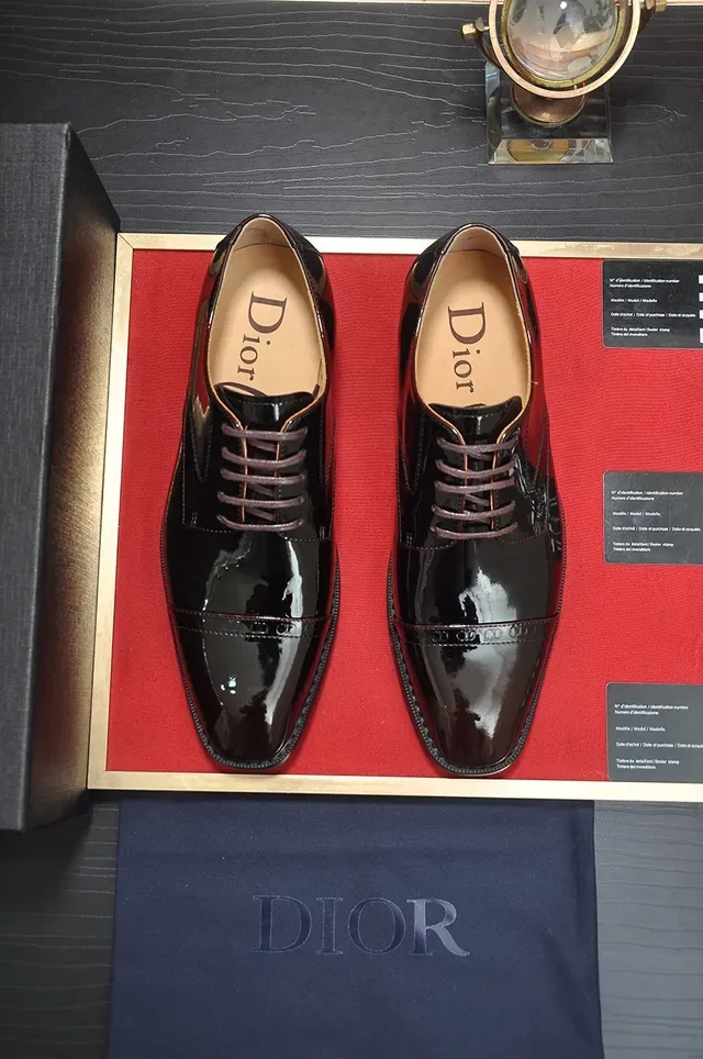 Dior Sapatos Oxford Preto e Marrom Acabamento Alto Brilho Ponta de Cap 5