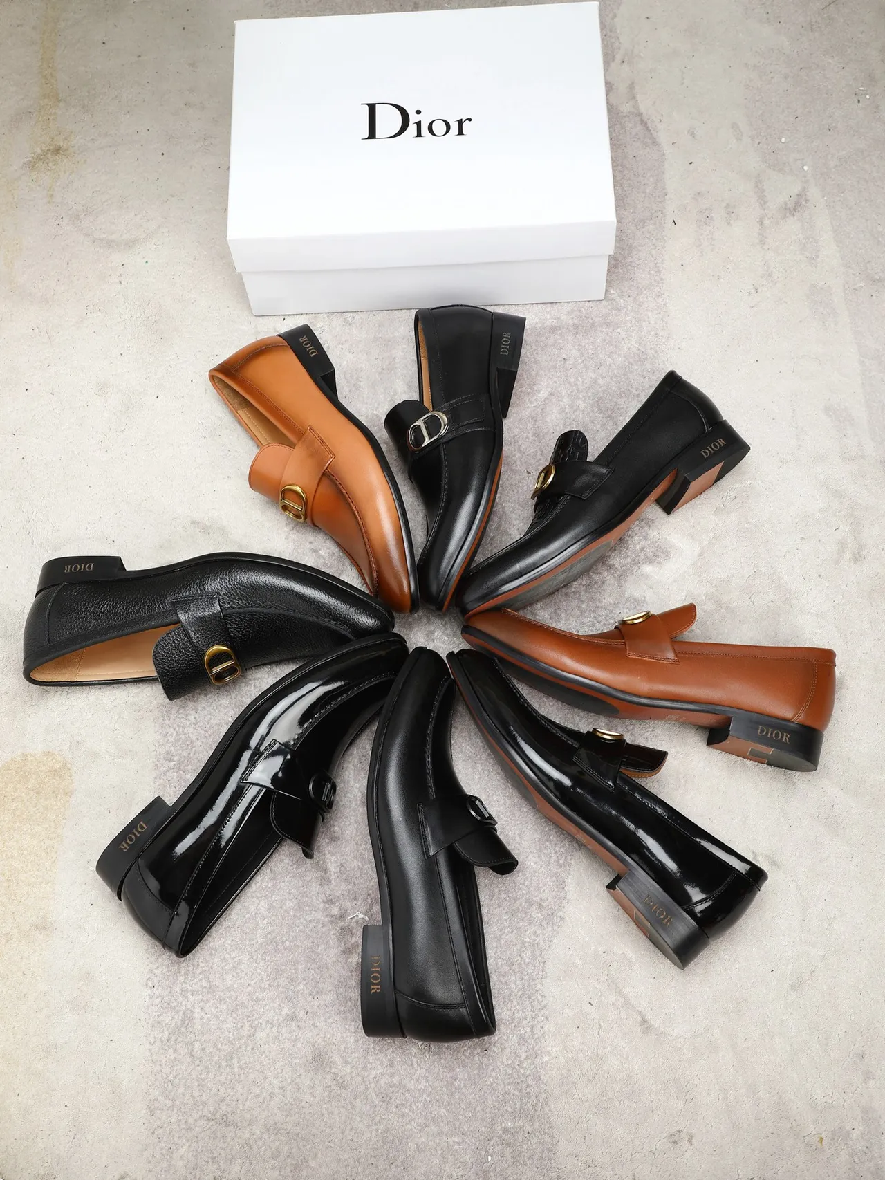 Dior Loafer Penny de Couro Patentado Preto Dourado 2
