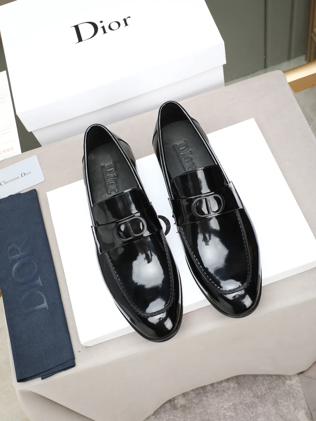 Dior Loafer Penny de Couro Patentado Preto Dourado 3