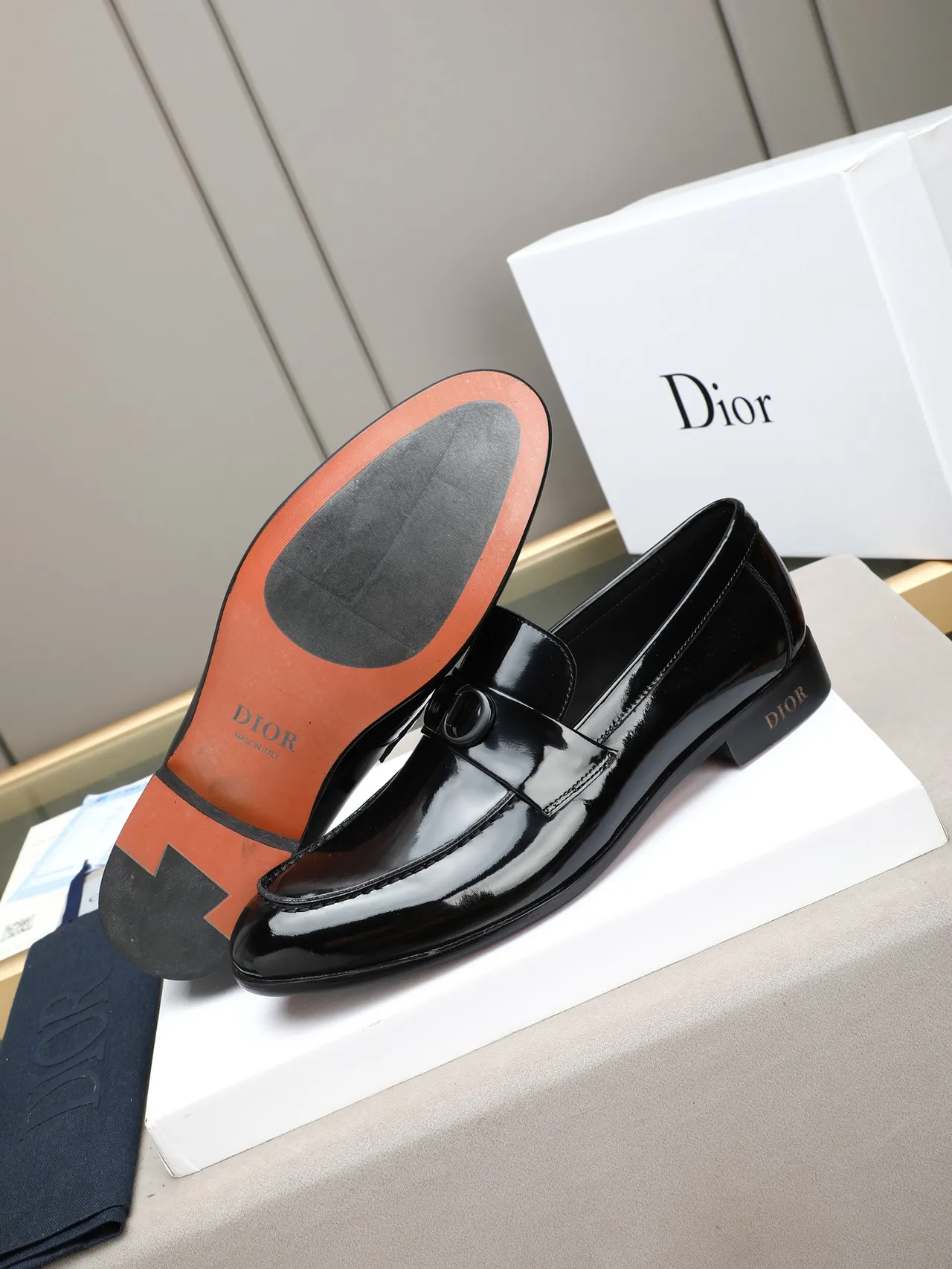 Dior Loafer Penny de Couro Patentado Preto Dourado 4