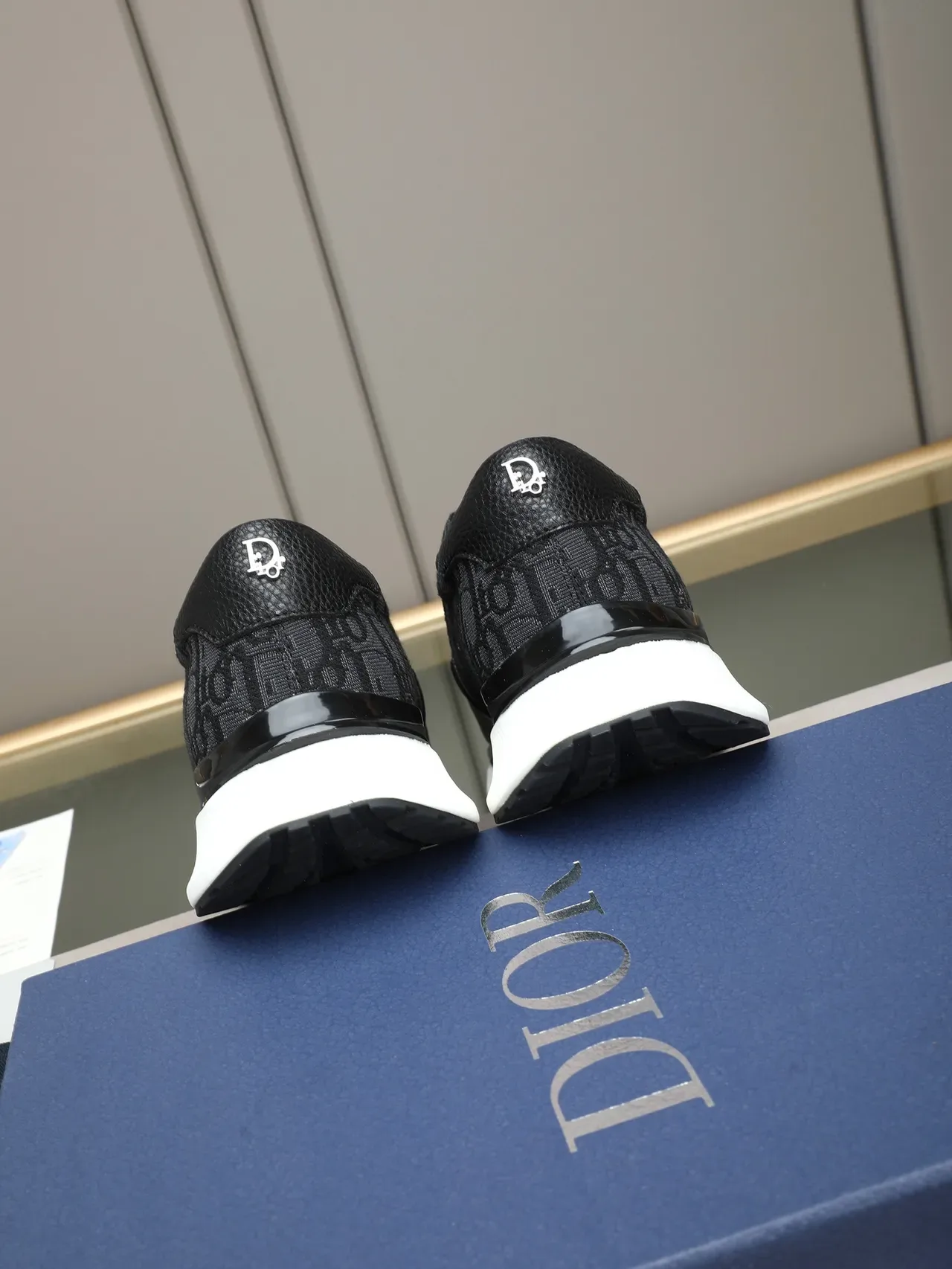 Tênis Lifestyle Dior Preto e Branco com tecido monogramado e toe cap de couro granulado 3