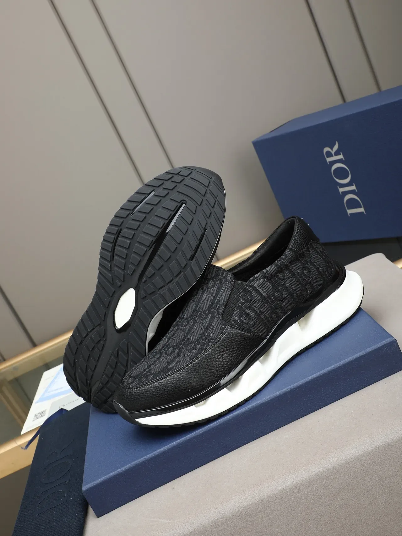 Tênis Lifestyle Dior Preto e Branco com tecido monogramado e toe cap de couro granulado 4