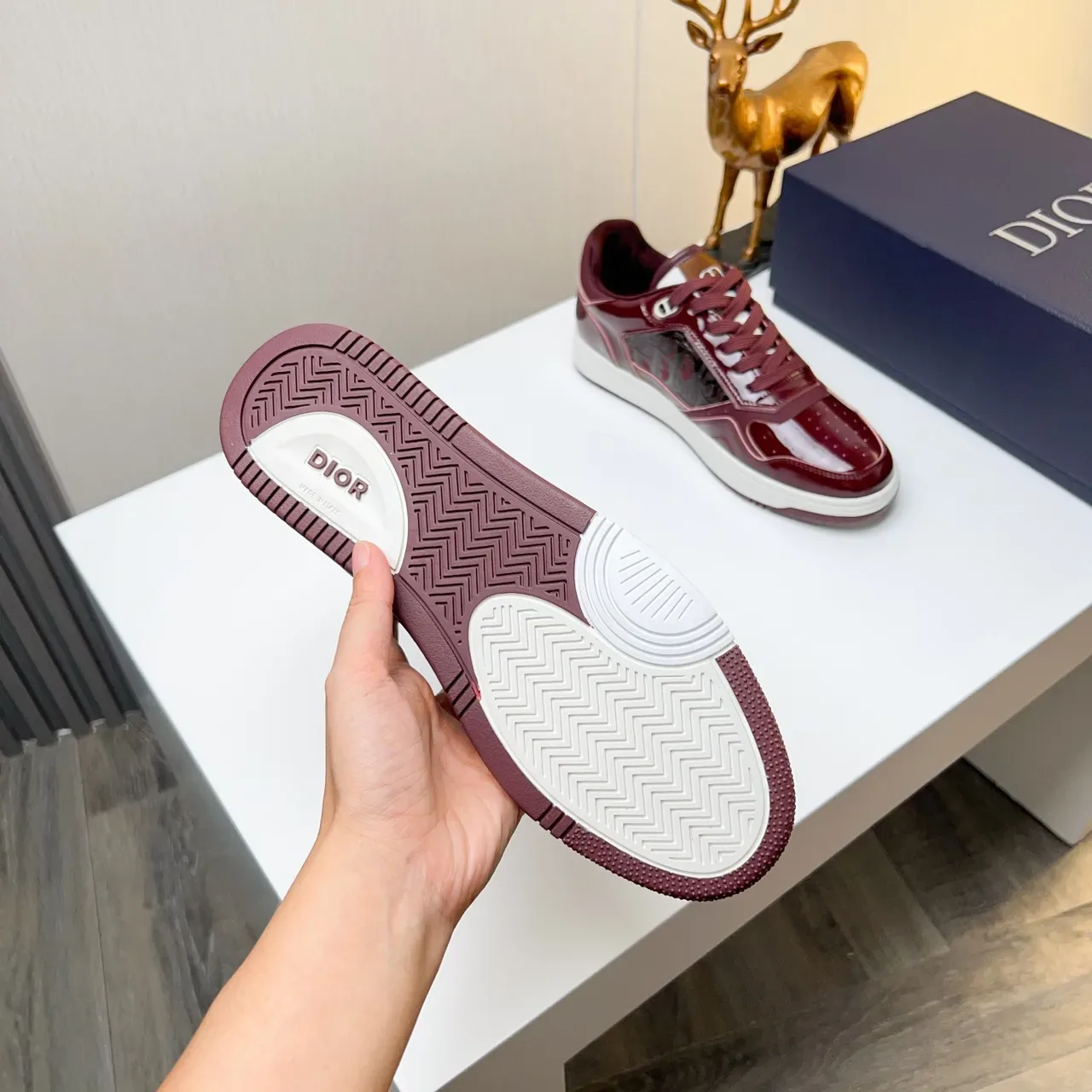 Dior Sneakers Lifestyle Bordeaux Blanc Cuir Verni Brillant Panneau Latéral Monogramé 2