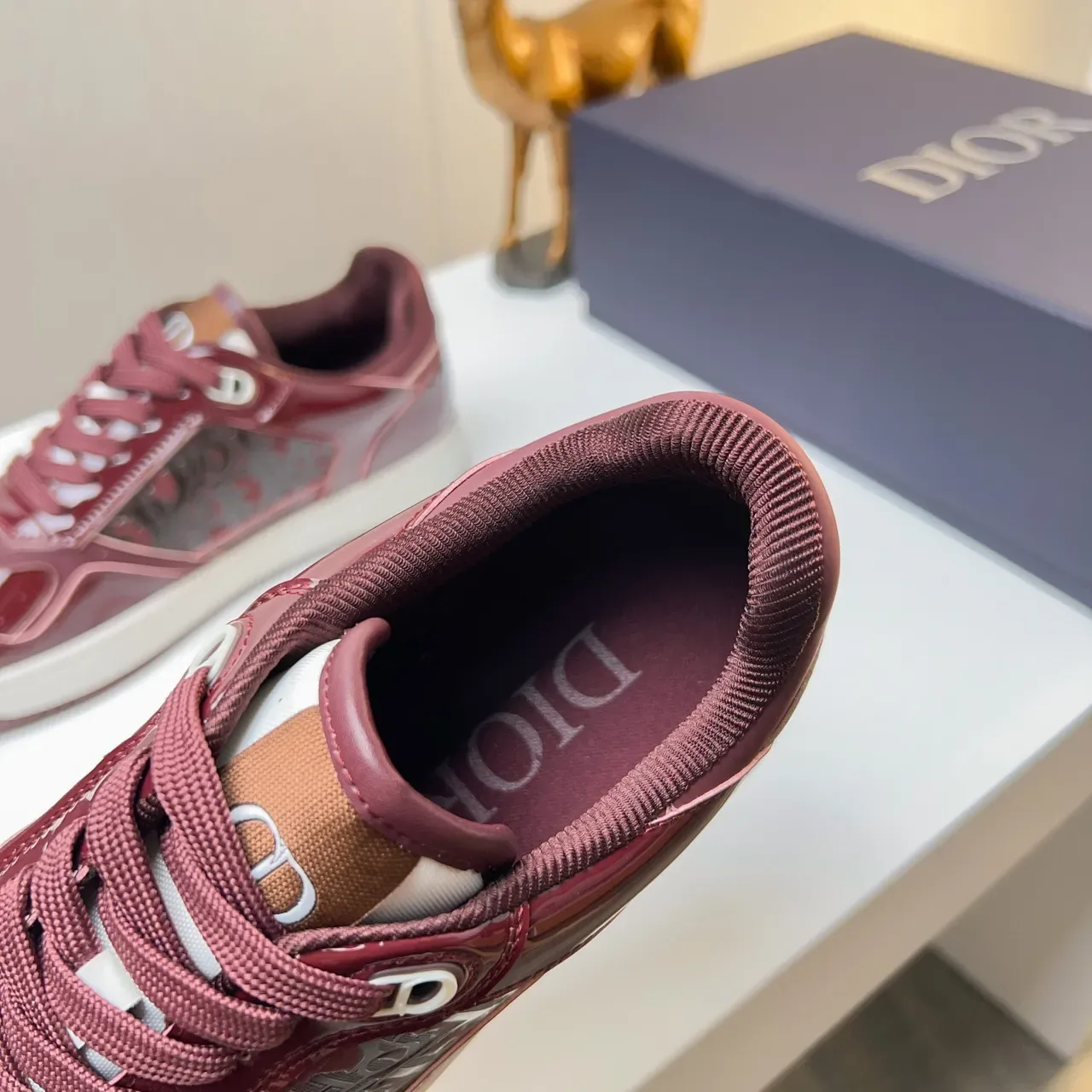 Dior Sneakers Lifestyle Bordeaux Blanc Cuir Verni Brillant Panneau Latéral Monogramé 3
