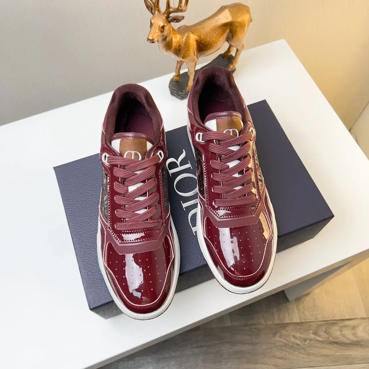 Dior Sneakers Lifestyle Bordeaux Blanc Cuir Verni Brillant Panneau Latéral Monogramé 4