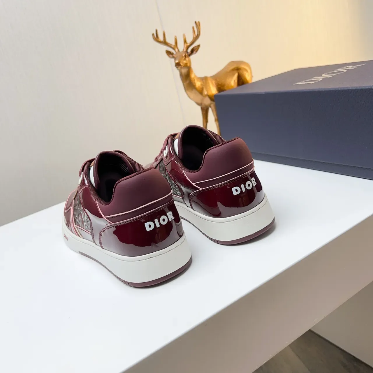 Dior Sneakers Lifestyle Bordeaux Blanc Cuir Verni Brillant Panneau Latéral Monogramé 5