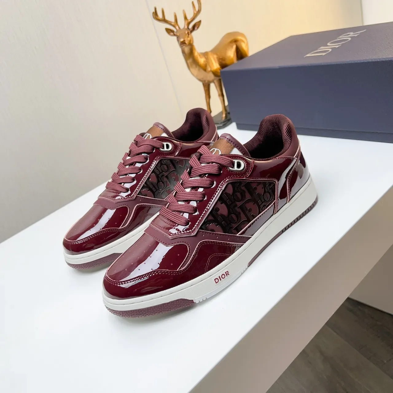 Dior Sneakers Lifestyle Bordeaux Blanc Cuir Verni Brillant Panneau Latéral Monogramé 6