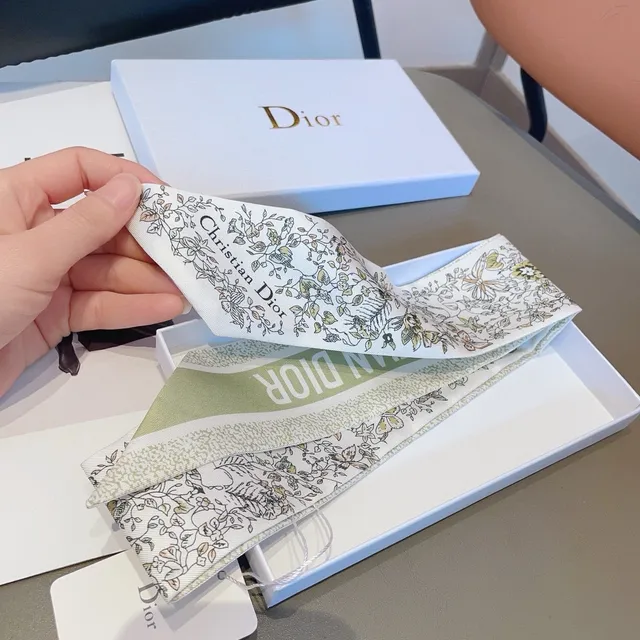 Dior écharpe de soie à imprimé floral de papillon 4