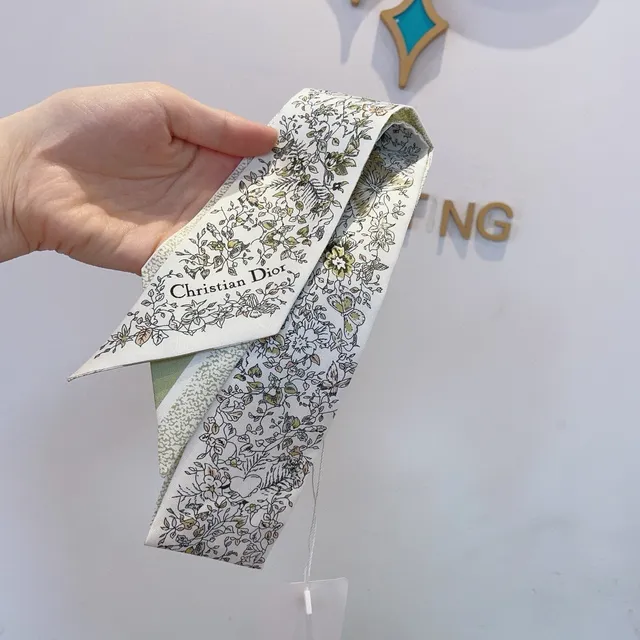 Dior écharpe de soie à imprimé floral de papillon 7