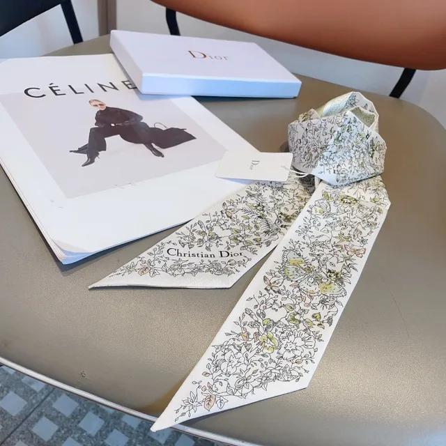 Dior écharpe de soie à imprimé floral de papillon 8