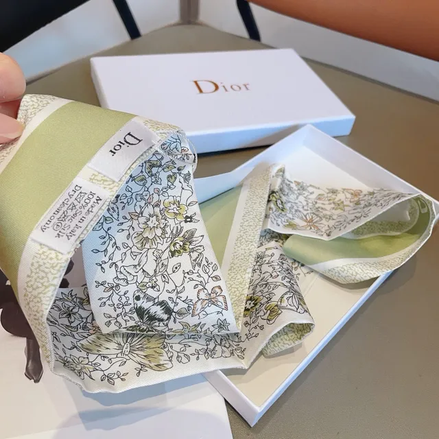 Dior écharpe de soie à imprimé floral de papillon 9