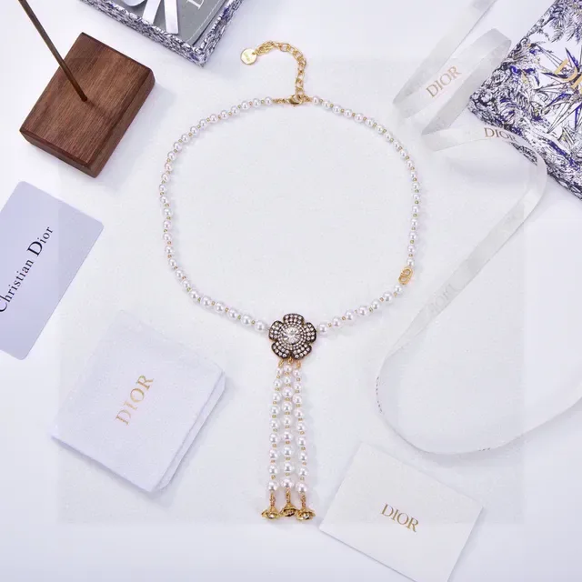 Dior Boucles d'oreilles Florales en Cristal et Perle avec Frange 4