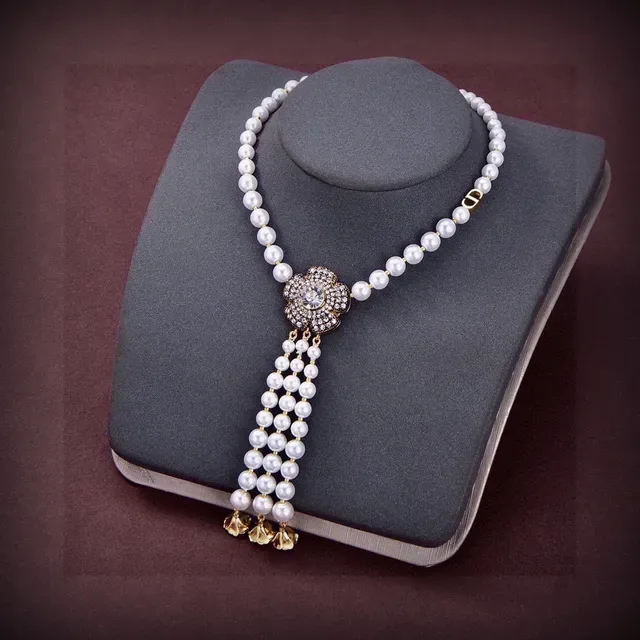 Dior Boucles d'oreilles Florales en Cristal et Perle avec Frange 5