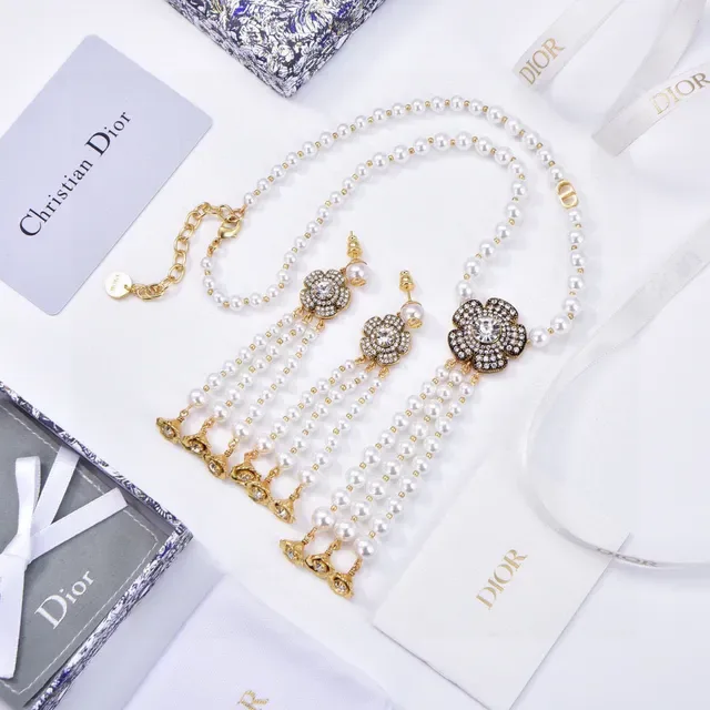 Dior Boucles d'oreilles Florales en Cristal et Perle avec Frange 10