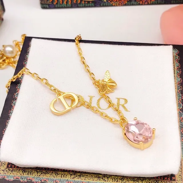 Dior 镀金 CD 和蜜蜂坠饰 粉色石头项链 2