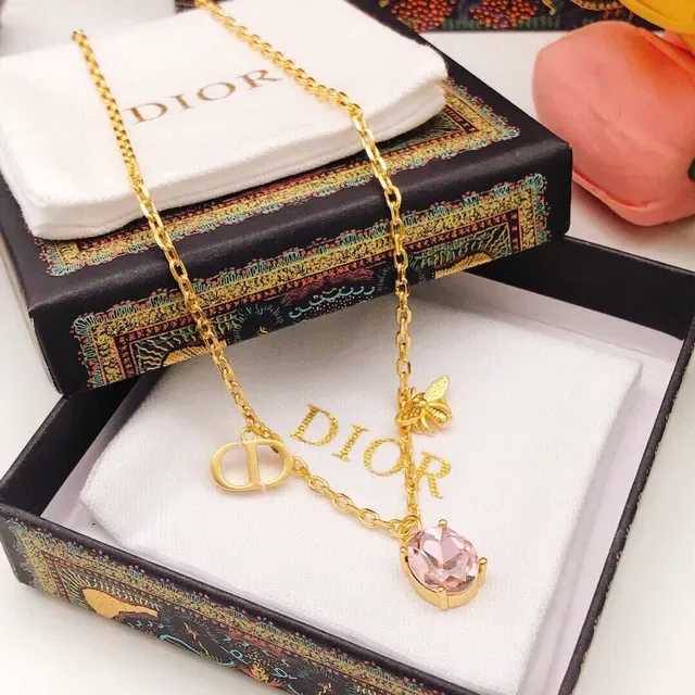 Dior 镀金 CD 和蜜蜂坠饰 粉色石头项链 5