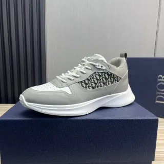 Dior sneakers lifestyle gris et blanc monogram panneau latéral capuchon du doigt perforé