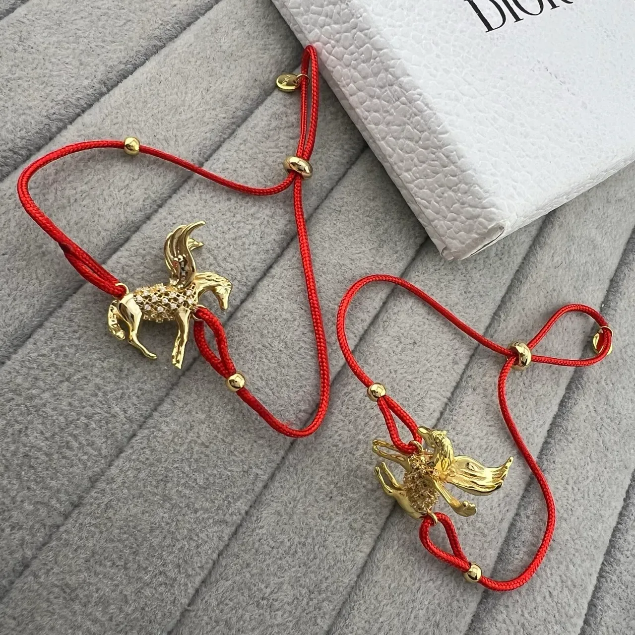 Dior Bracelets Rouge Cordon Tressé Doré Charm Animal Ailé 3