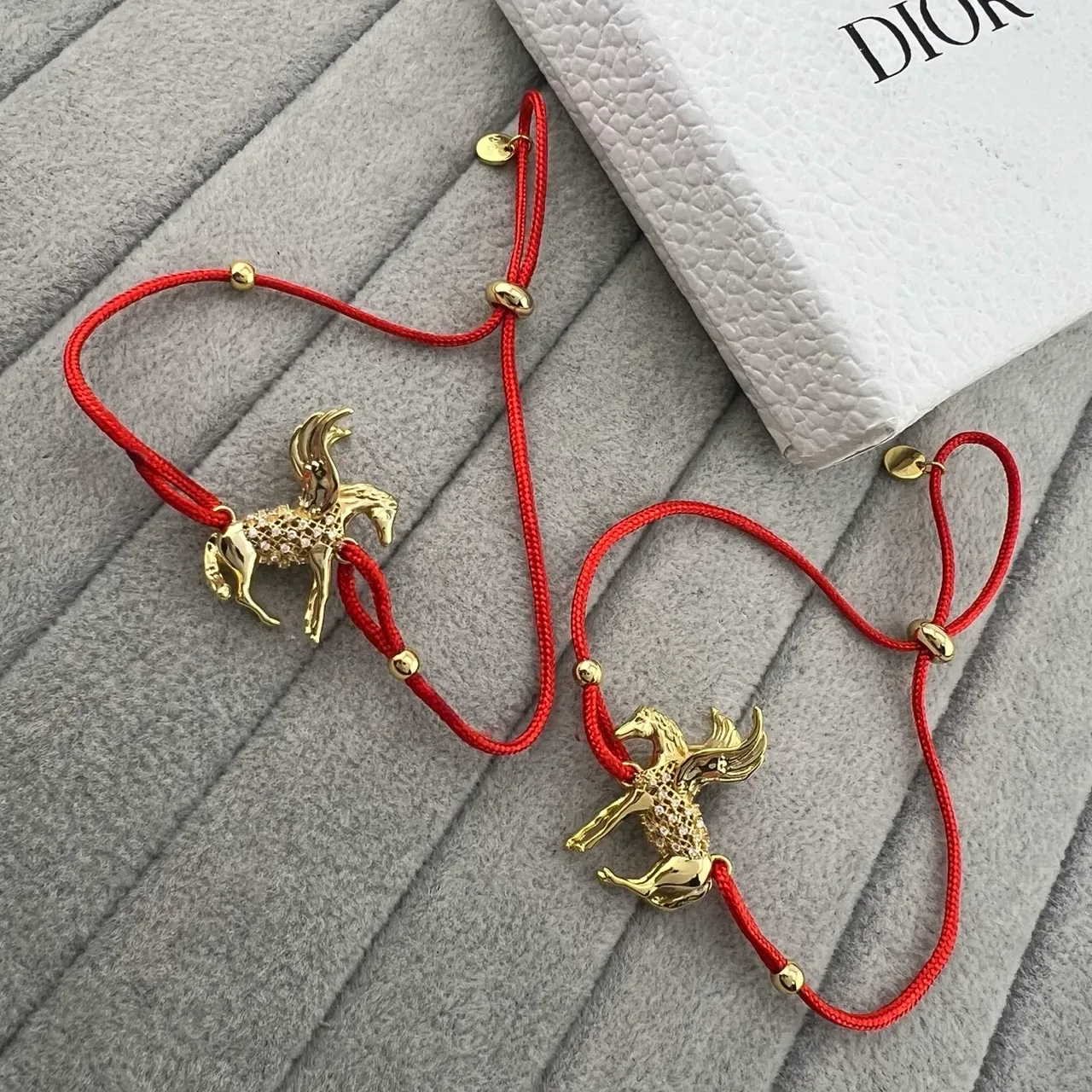 Dior Bracelets Rouge Cordon Tressé Doré Charm Animal Ailé 4
