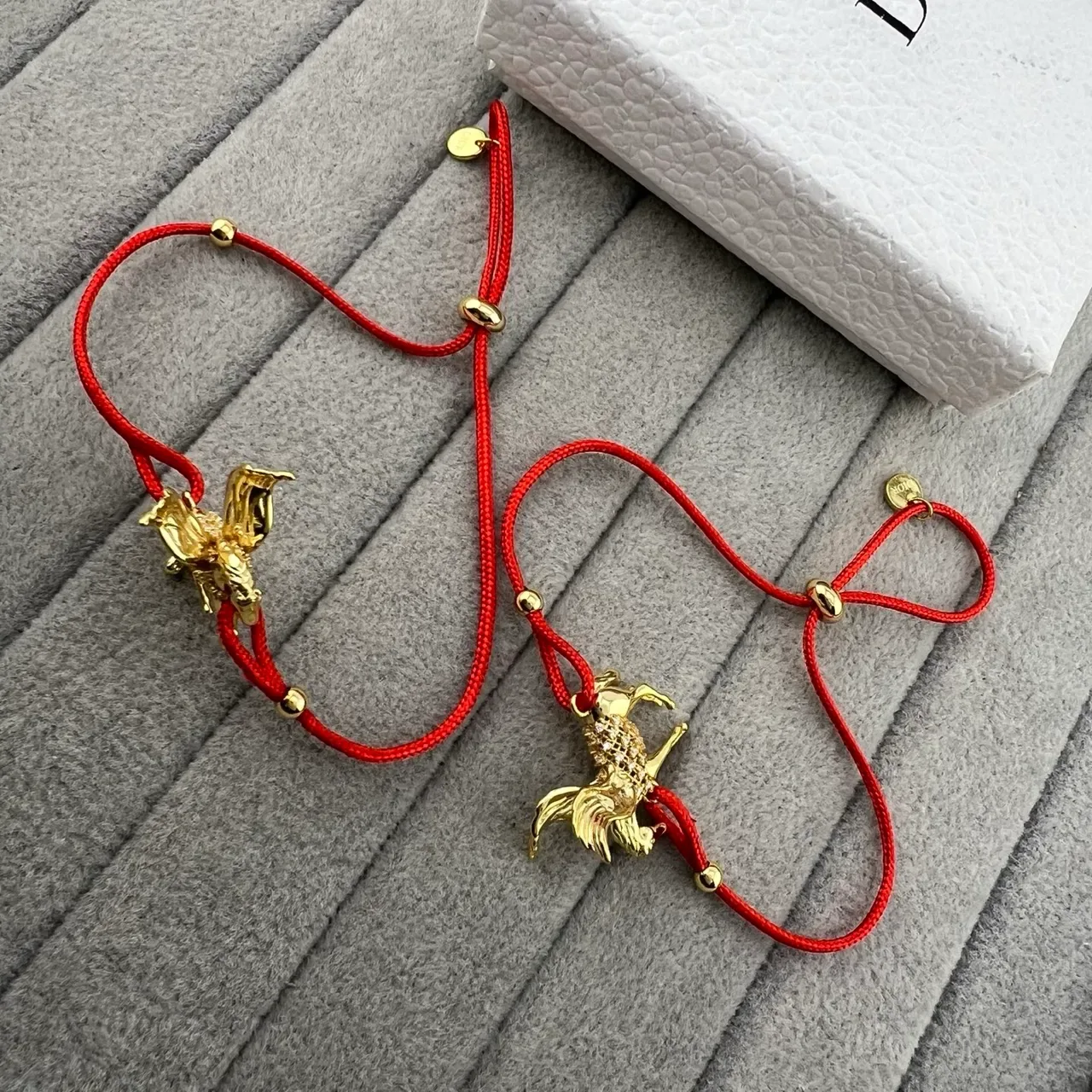 Dior Bracelets Rouge Cordon Tressé Doré Charm Animal Ailé 5