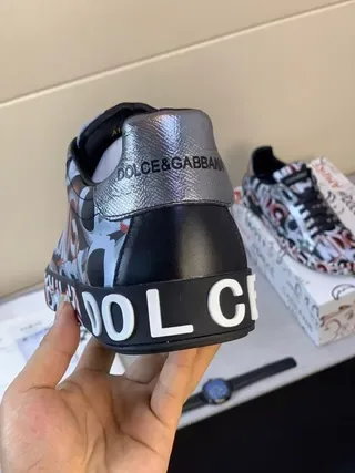 Dolce & Gabbana أحذية أسلوب حياة مع لوحات معدنية فضية لامعة وجزء علوي متعدد الألوان أسود مطبوع جرافيكي 9