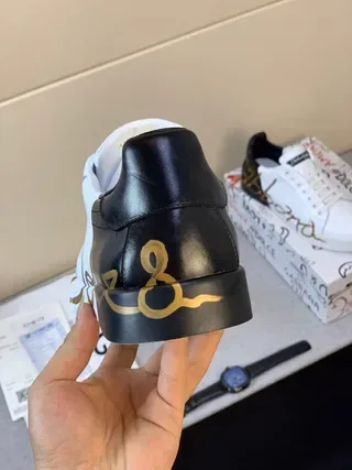 Dolce & Gabbana Portofino Branco Preto Couro Superior Logo Script Dourado Tênis Lifestyle 7