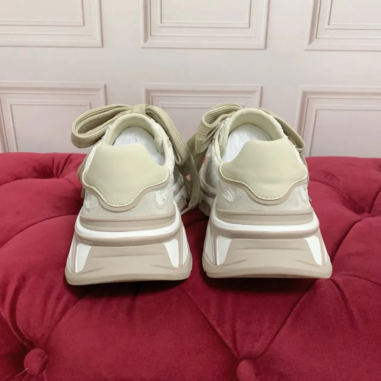 Dolce & Gabbana Tênis chunky bege com sola branca e painéis de renda 2