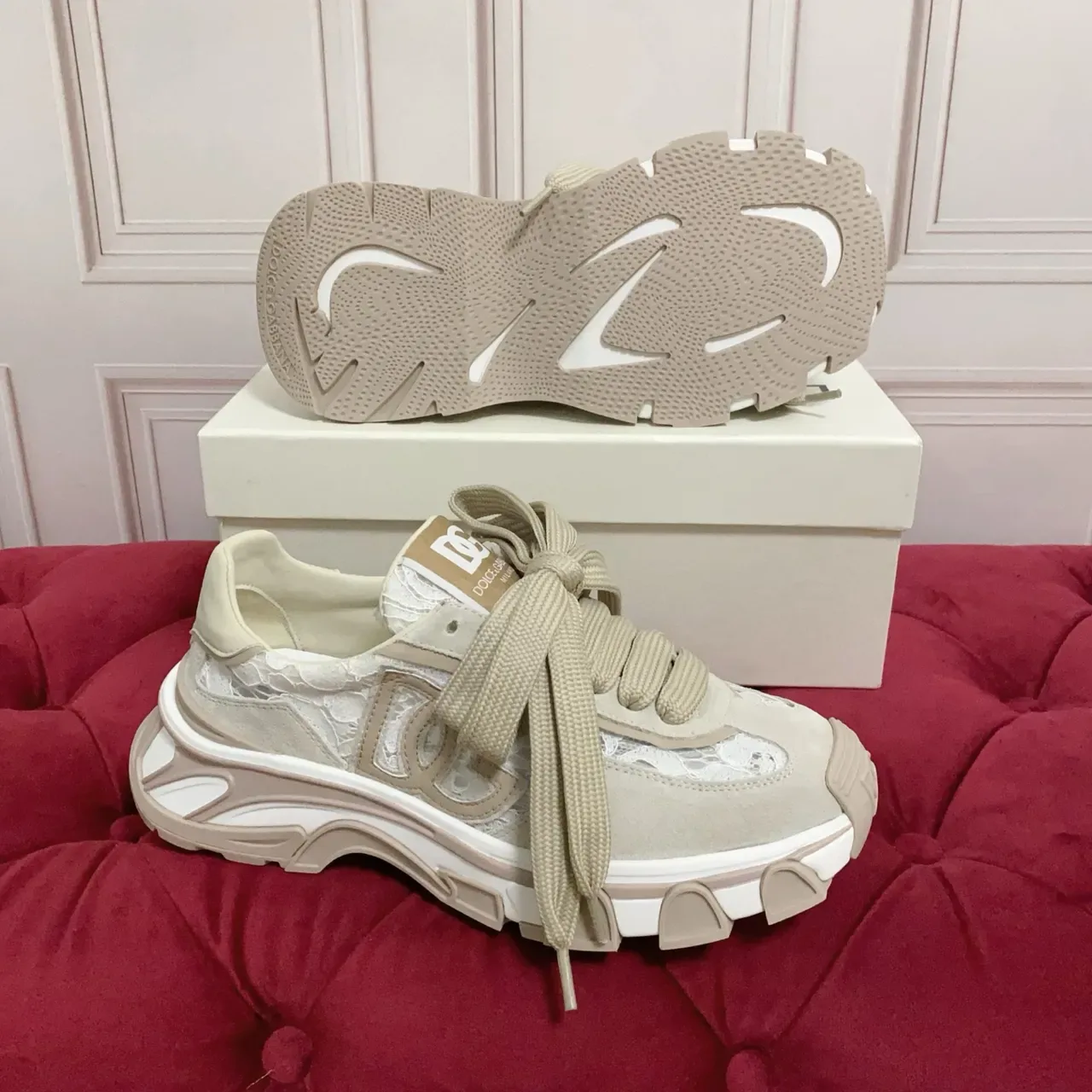 Dolce & Gabbana Tênis chunky bege com sola branca e painéis de renda 3