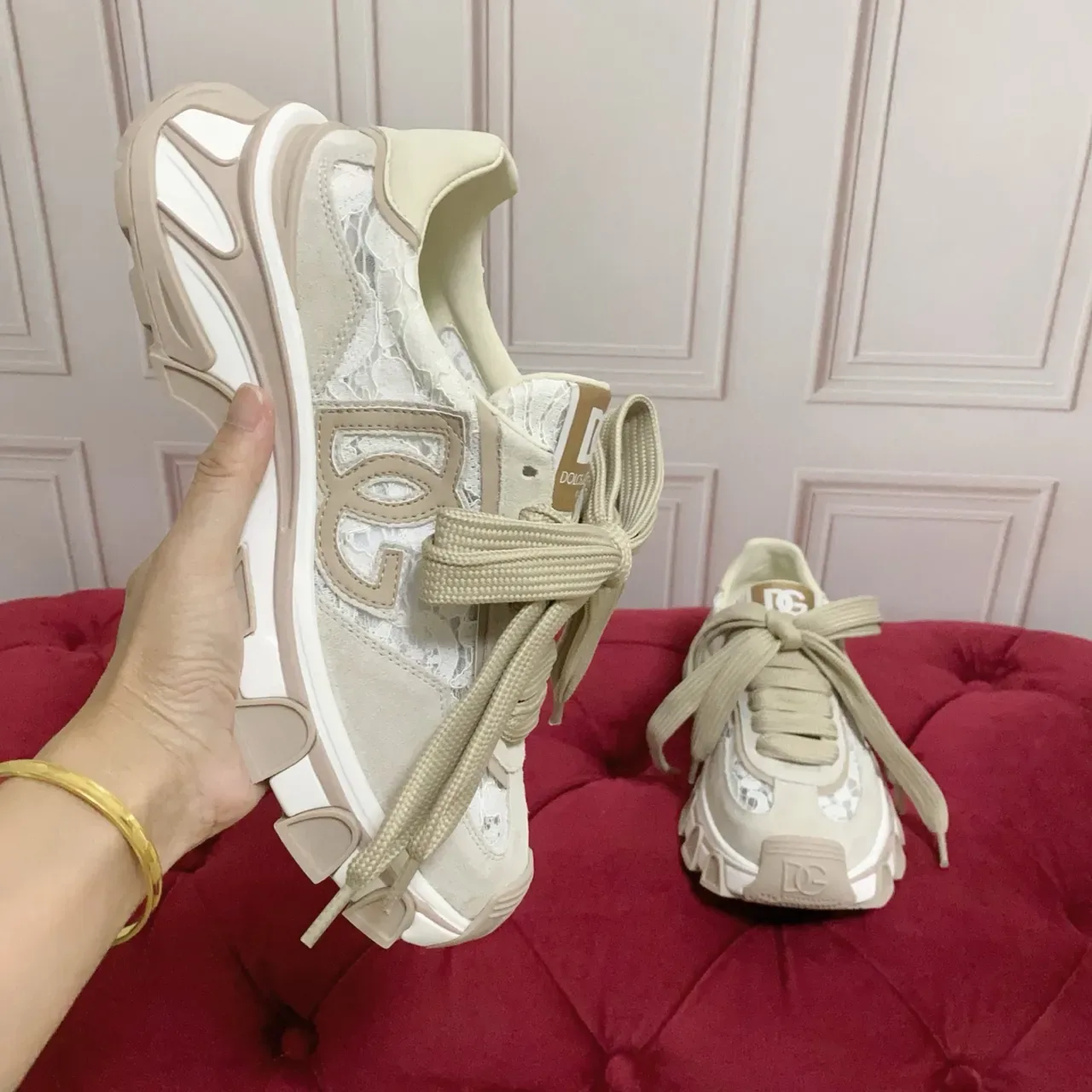 Dolce & Gabbana Tênis chunky bege com sola branca e painéis de renda 4