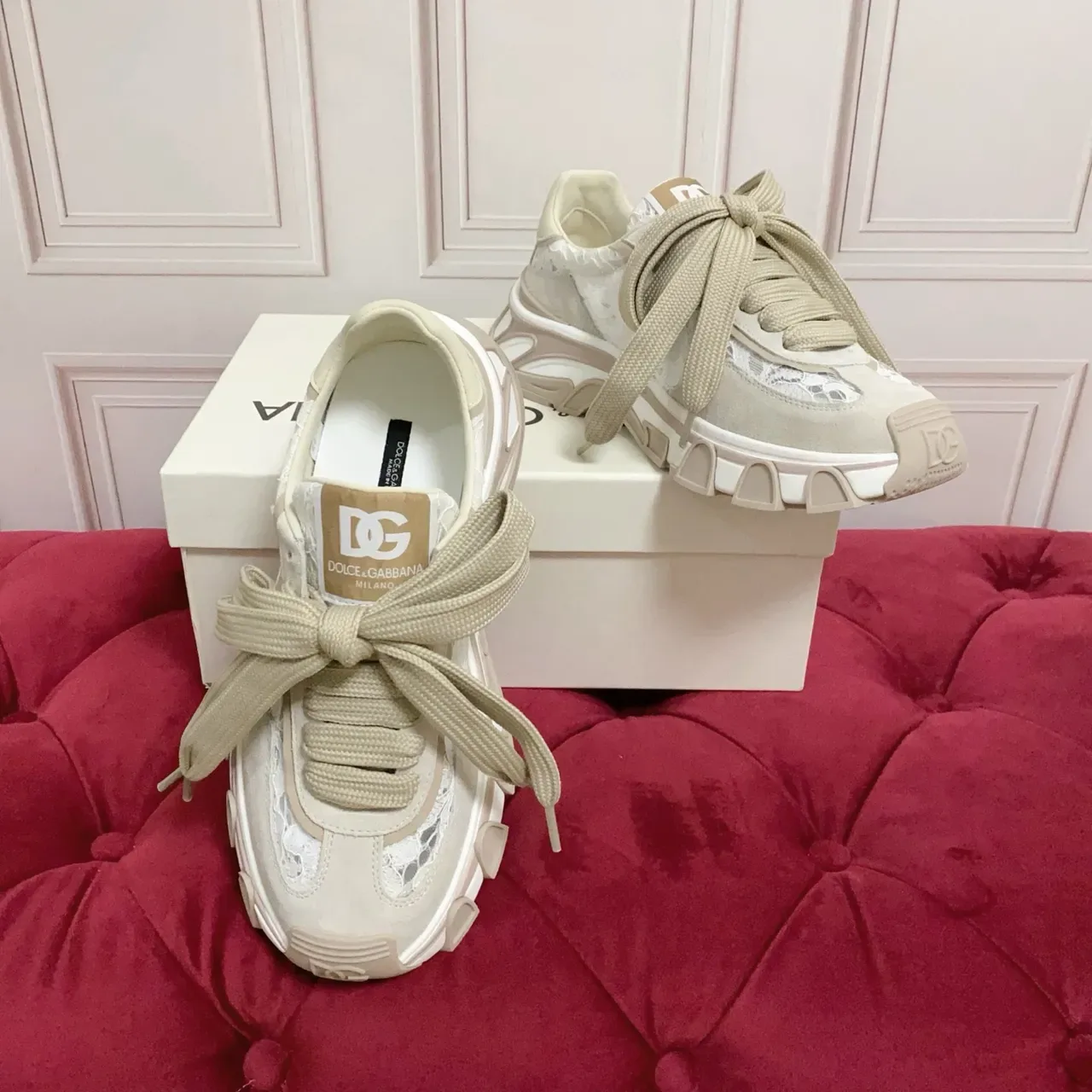 Dolce & Gabbana Tênis chunky bege com sola branca e painéis de renda 5