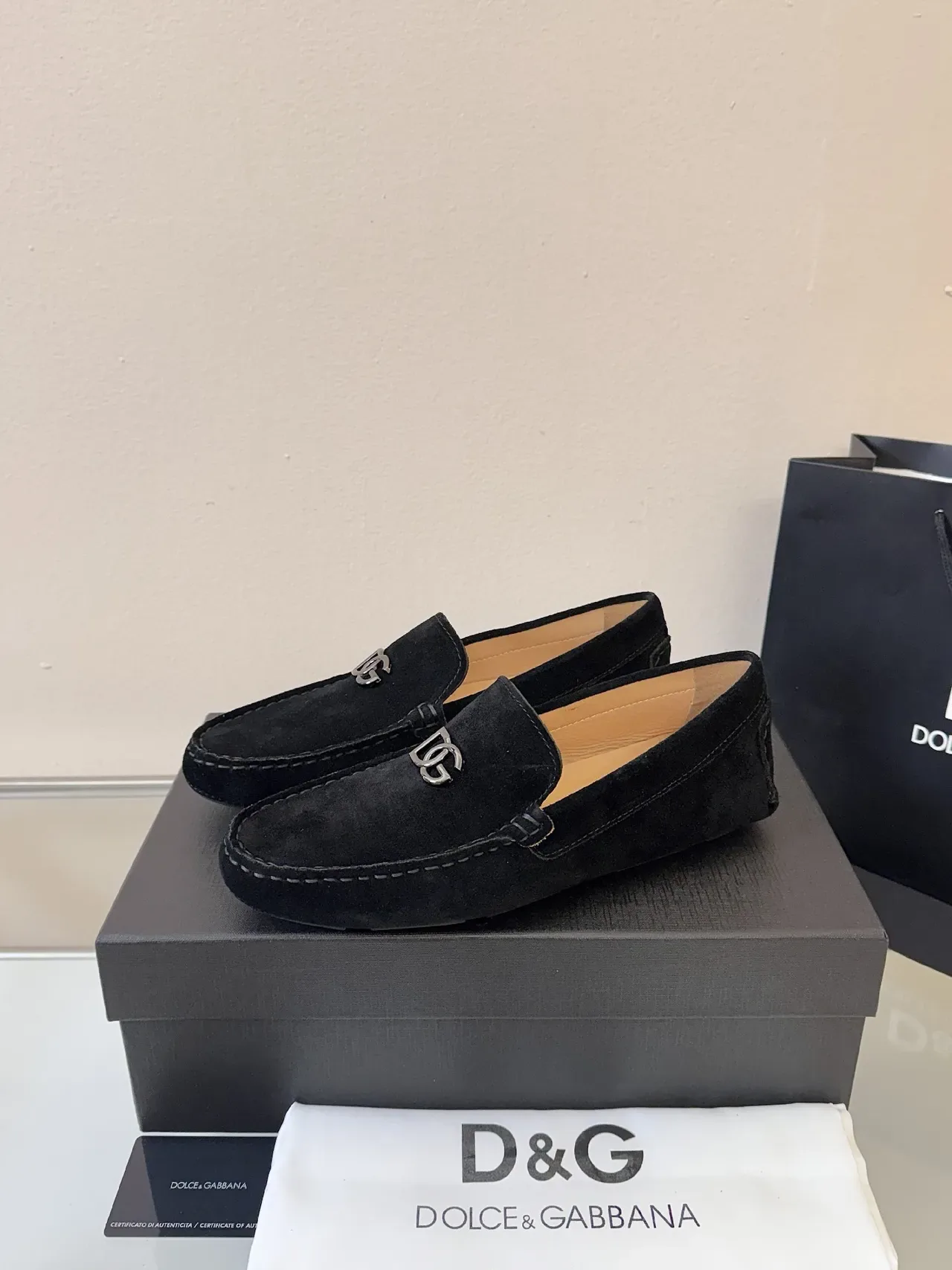 Dolce & Gabbana Portofino Preto Bege Couro Aveludado Superior Fivela Metal DG Mocassim 2