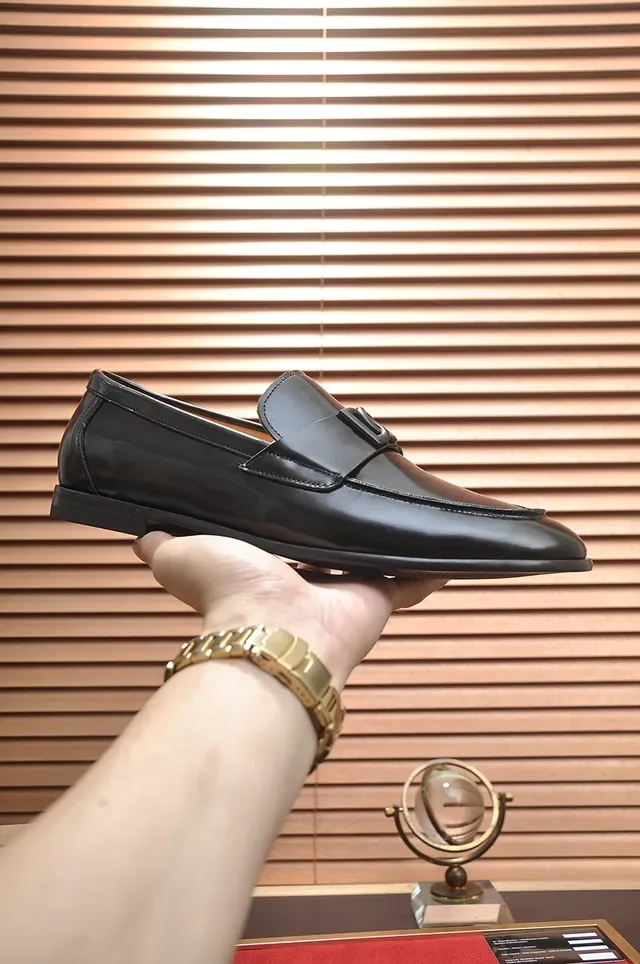 Dolce & Gabbana Portofino أسود بني جلد لامع مشبك DG Logo مكاسين 4