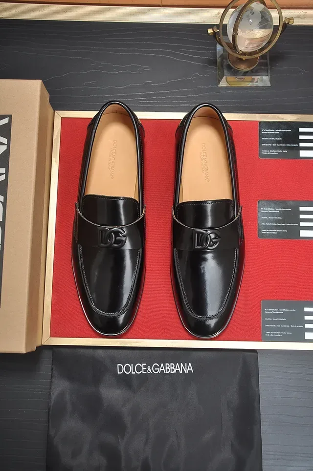 Dolce & Gabbana Portofino أسود بني جلد لامع مشبك DG Logo مكاسين 5