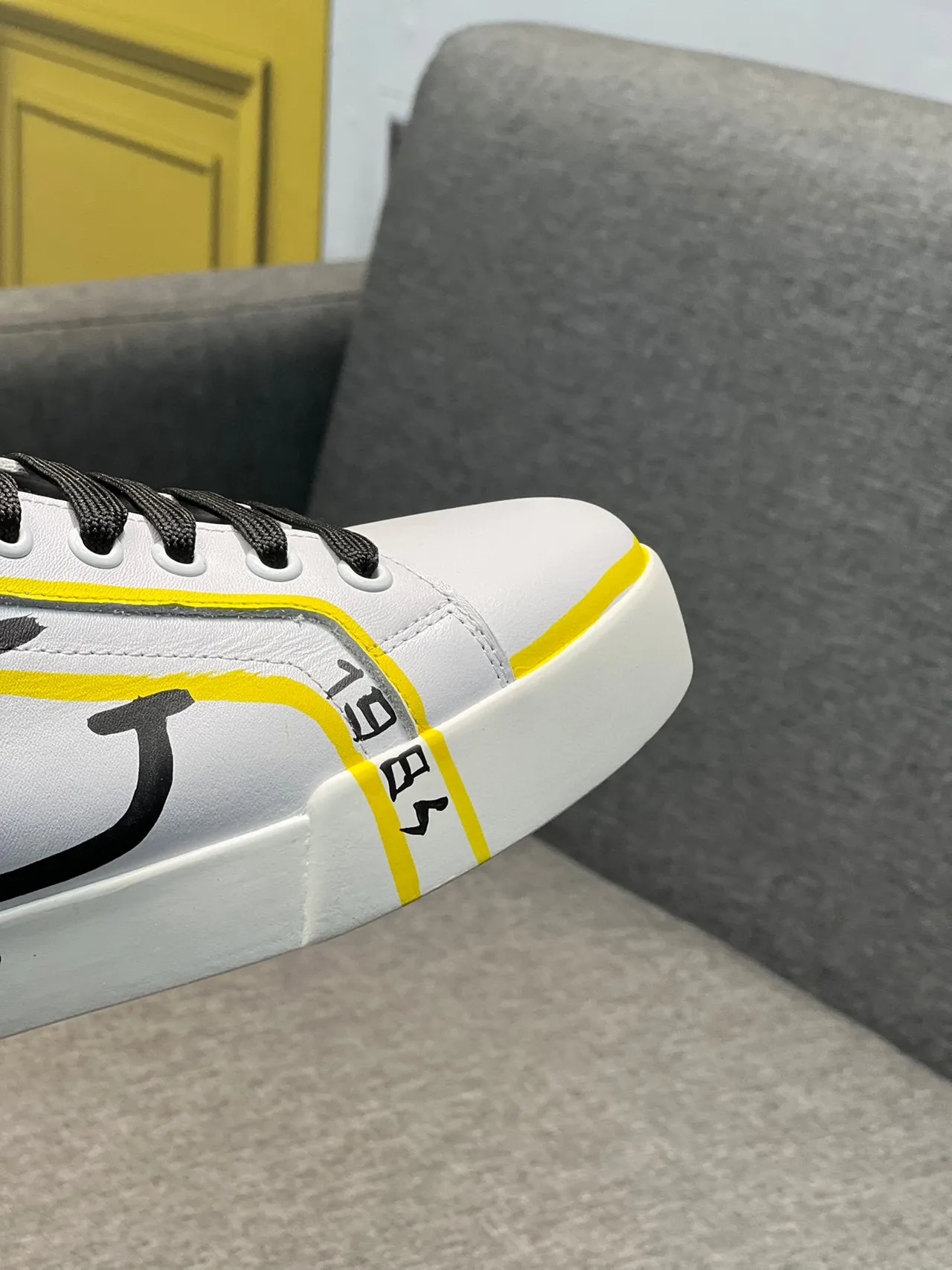 Dolce & Gabbana Blanc Jaune Cuir Supérieur Impression Graffiti Superposition Sneakers Style de vie 3