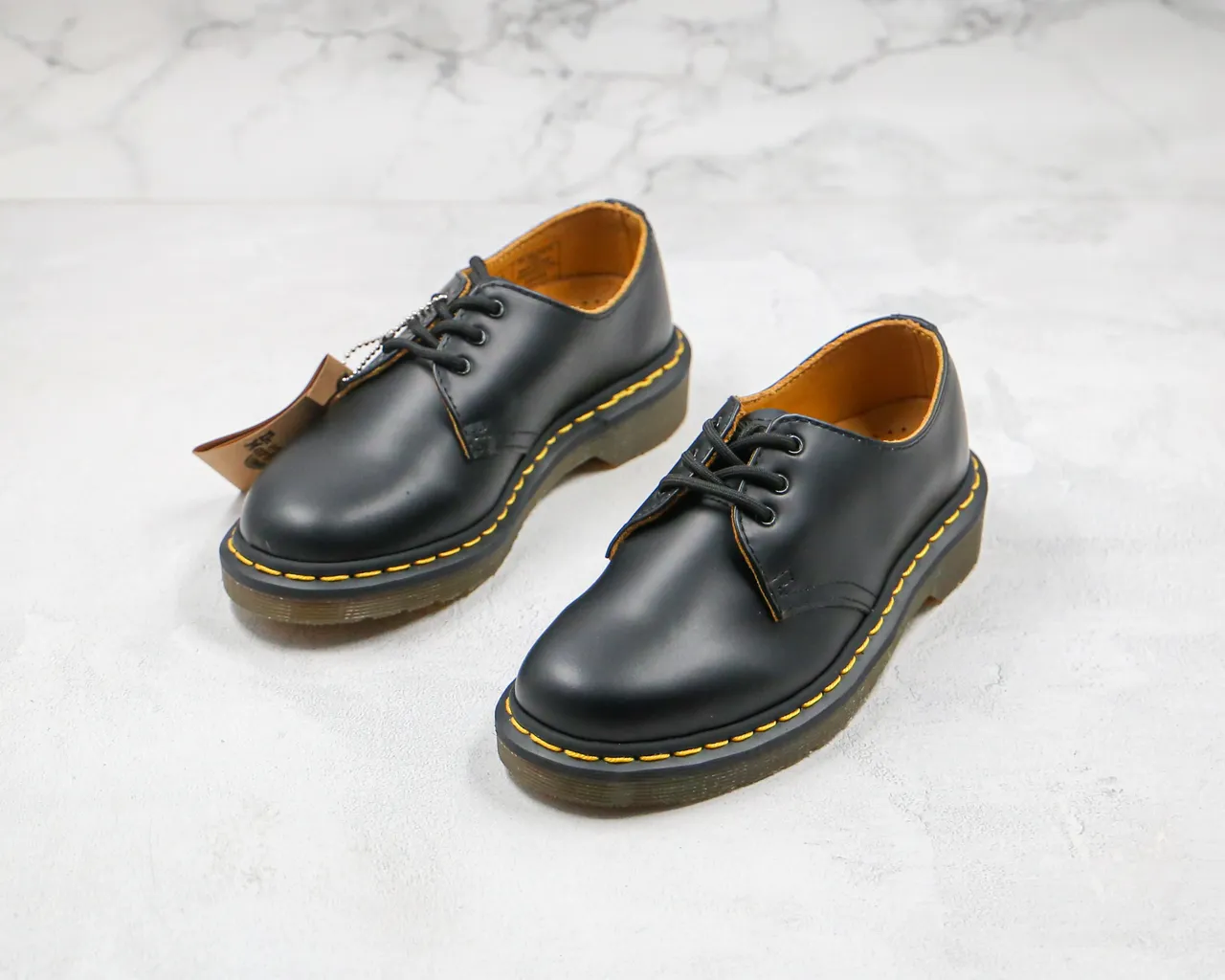 Dr. Martens 1461 Chaussures Oxford en Cuir Lisse avec Coutures en Welt, Noir et Jaune 8
